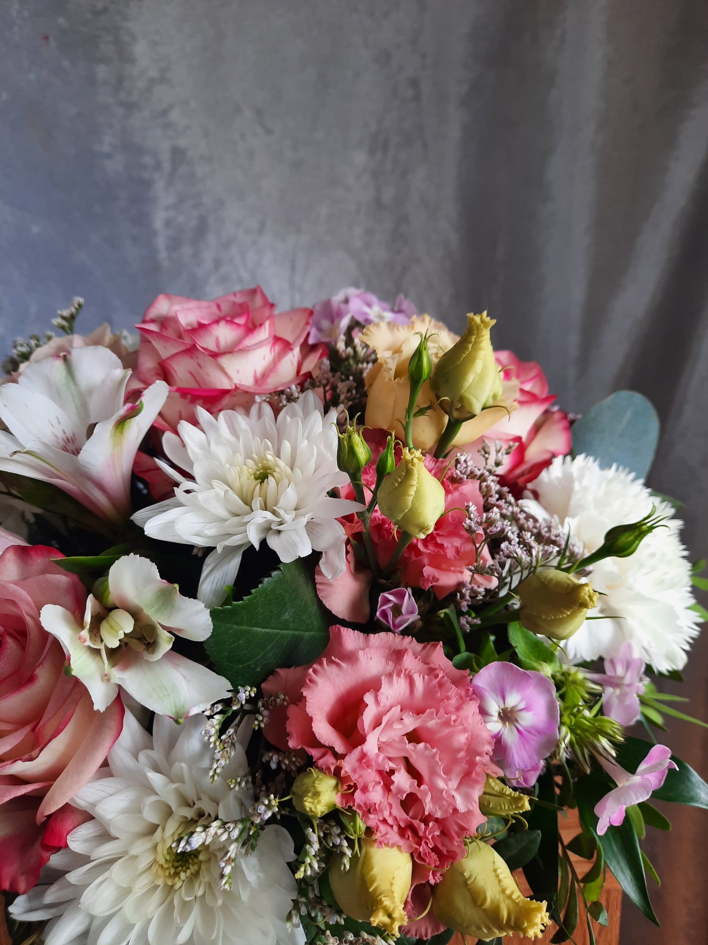 Composizione fiorita in diverse tonalità di rosa e bianco