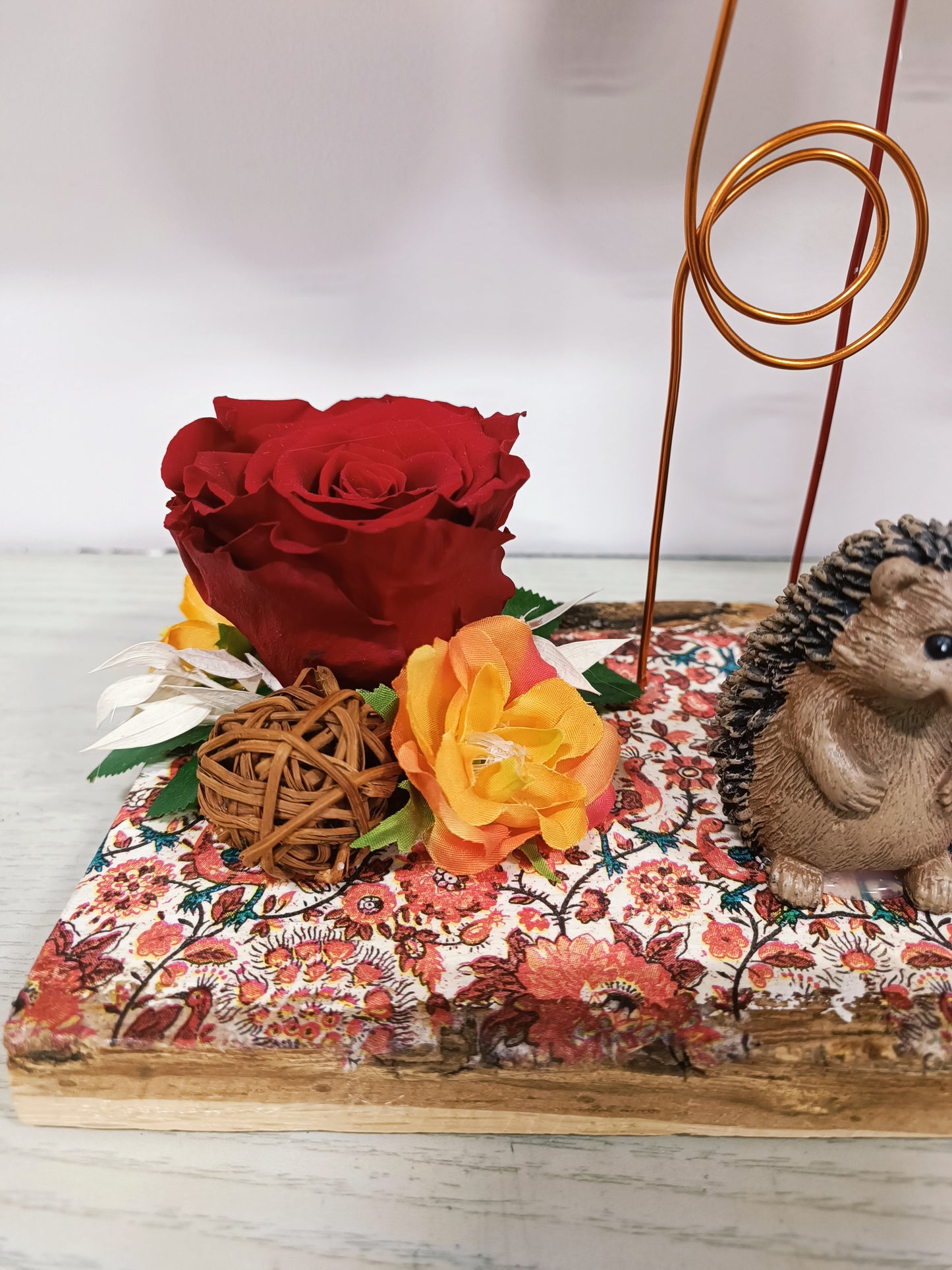 Composizione con rosa stabilizzata