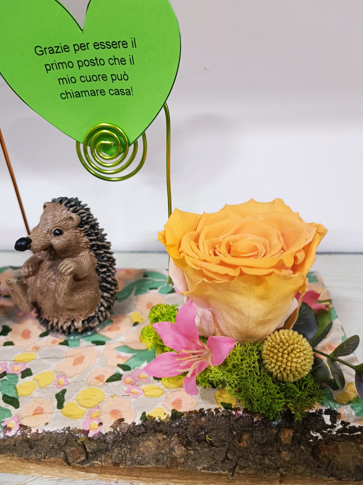 Composizione con rosa stabilizzata