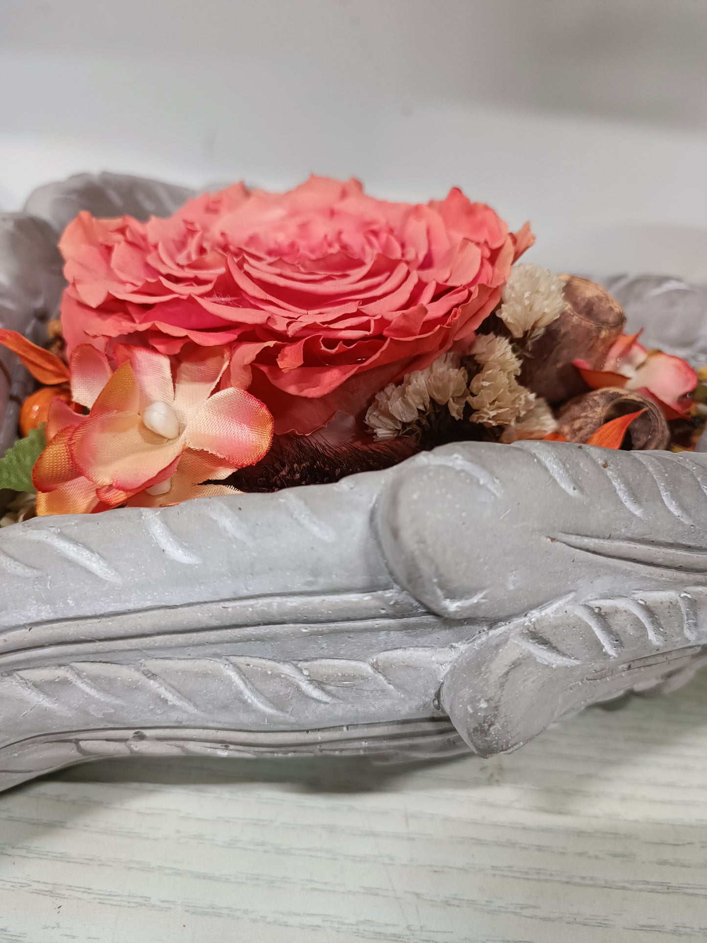 Composizione con rosa stabilizzata