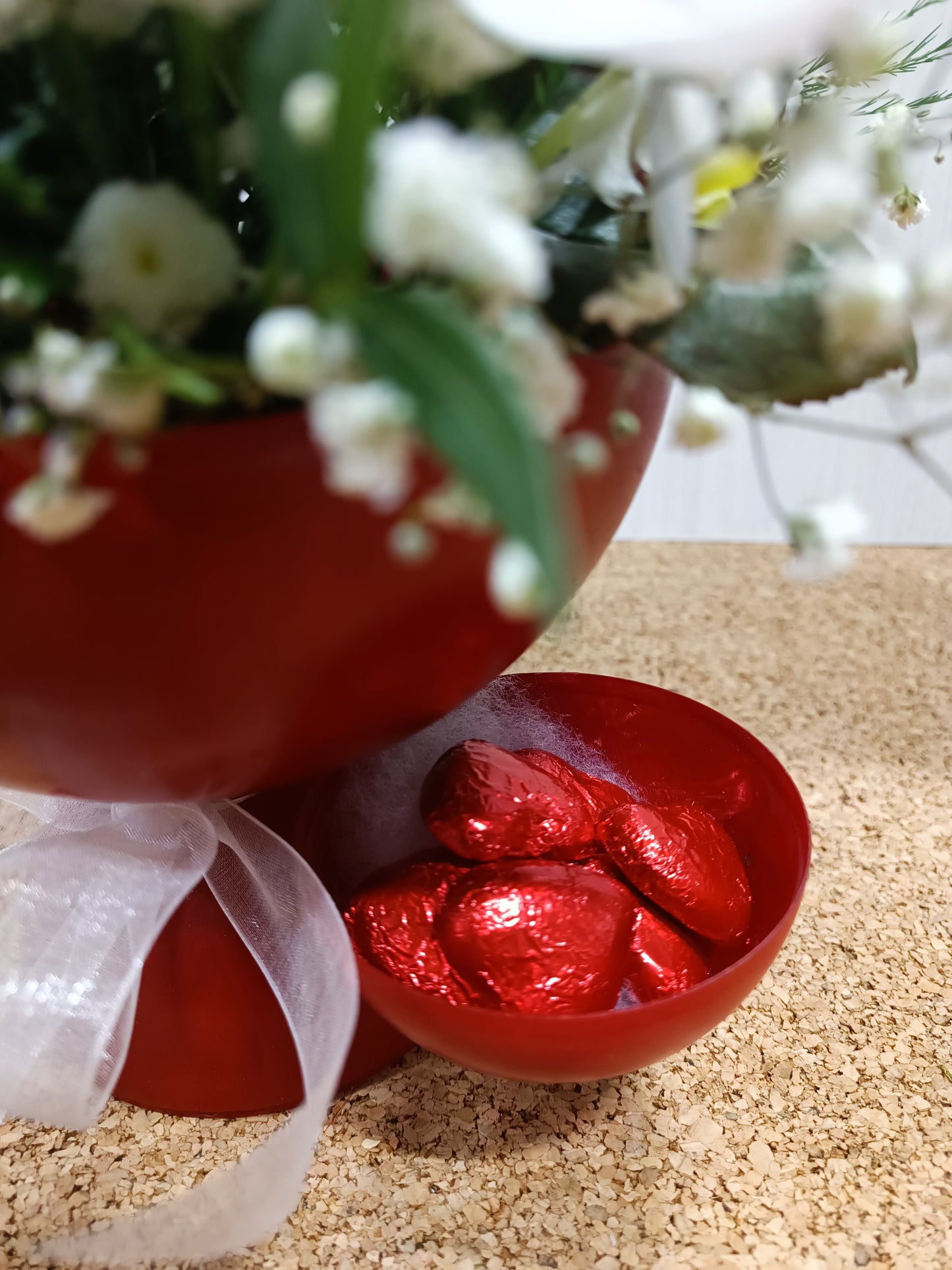 Composizione con rose rosse e cioccolatini 🥰