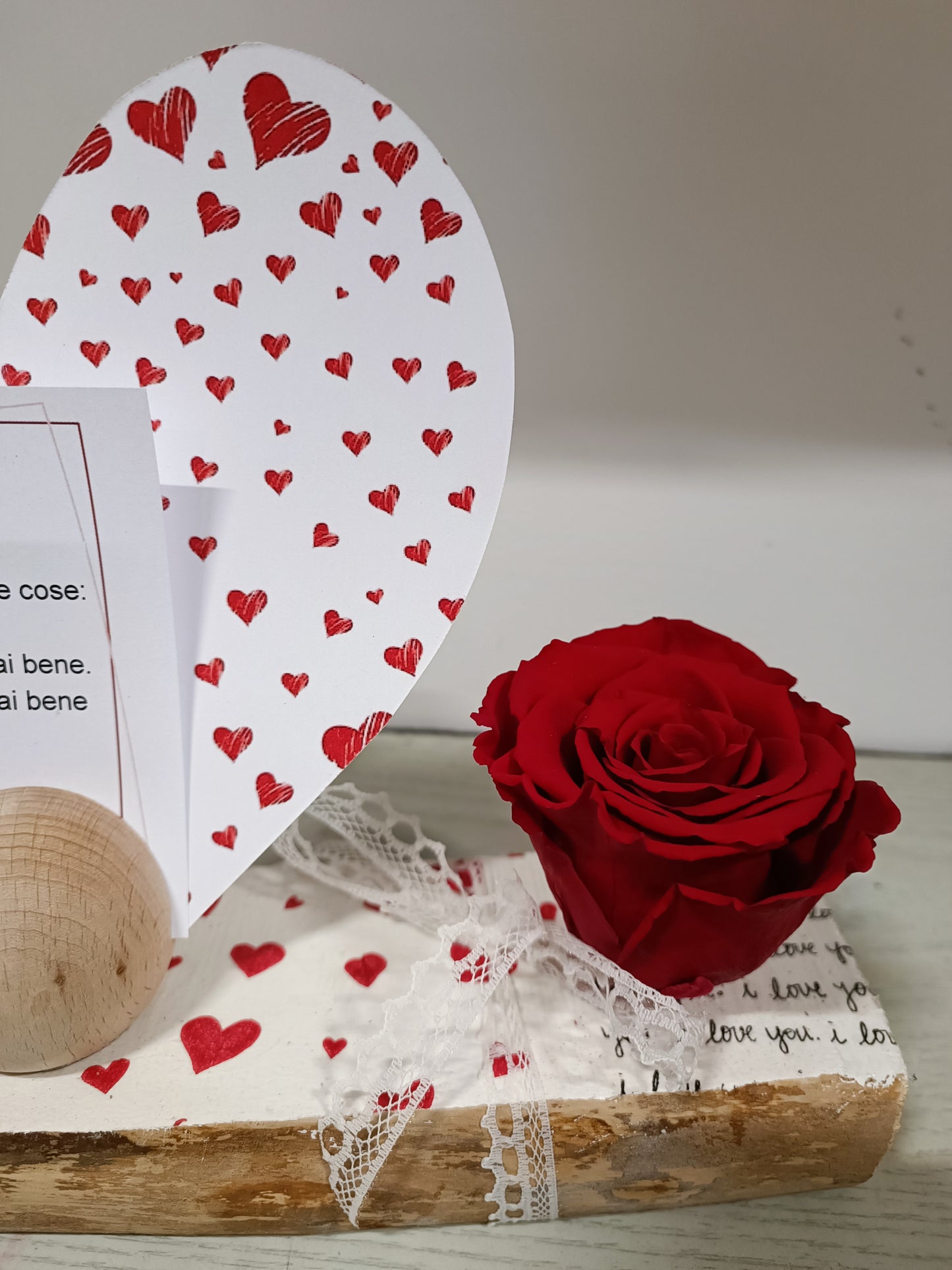 Composizione con rosa stabilizzata