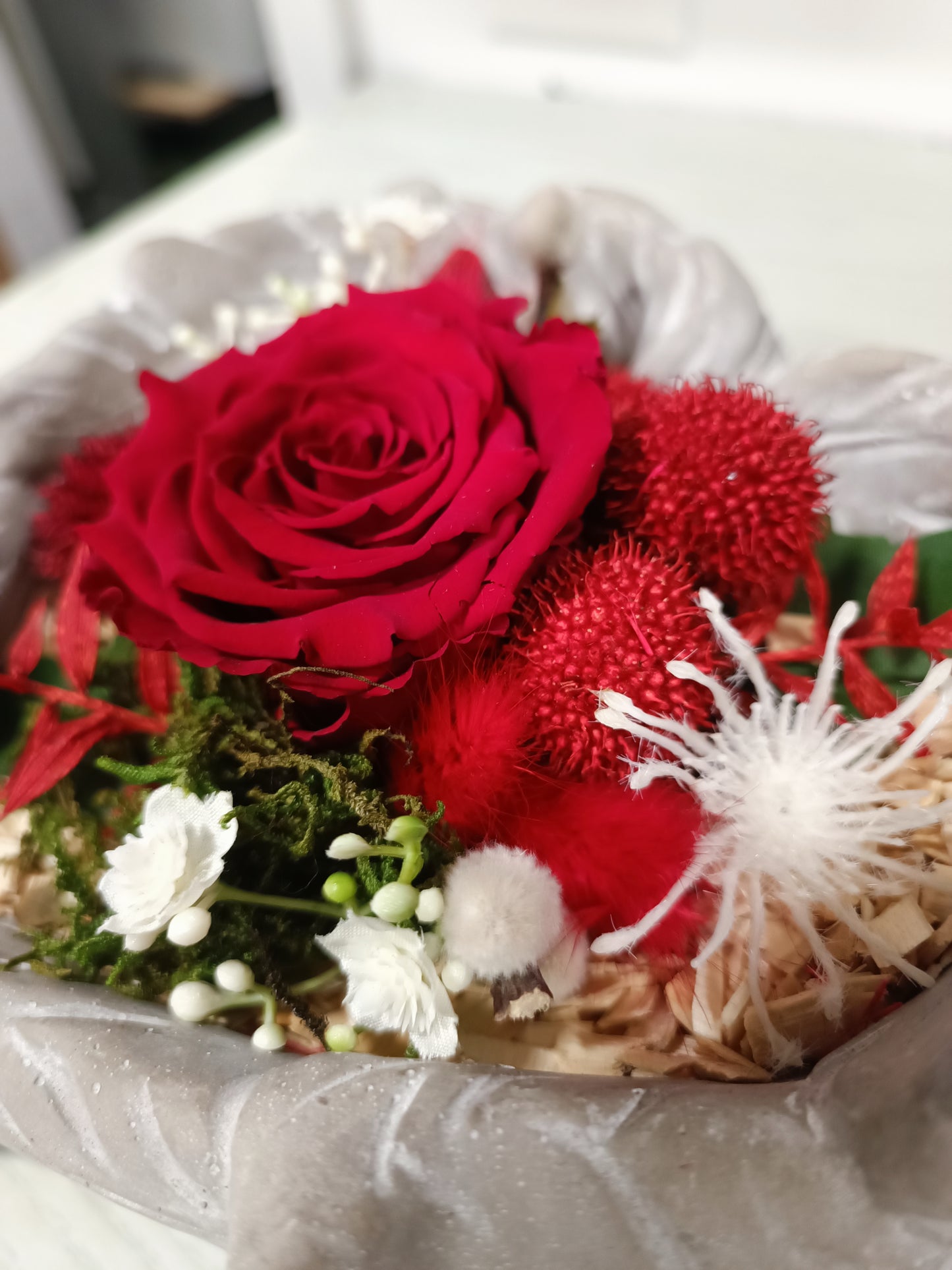 Composizione con rosa stabilizzata