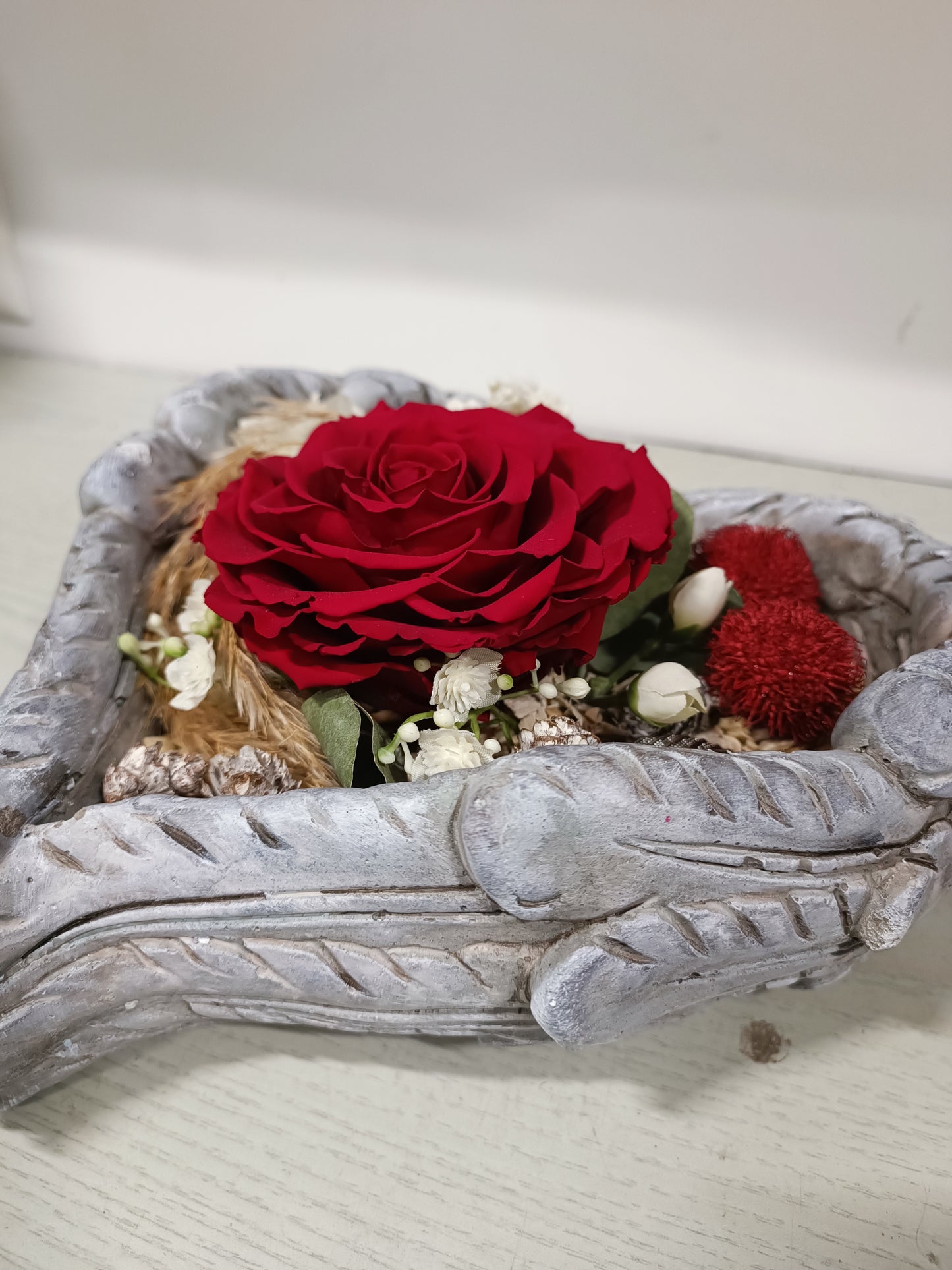 Composizione con rosa stabilizzata