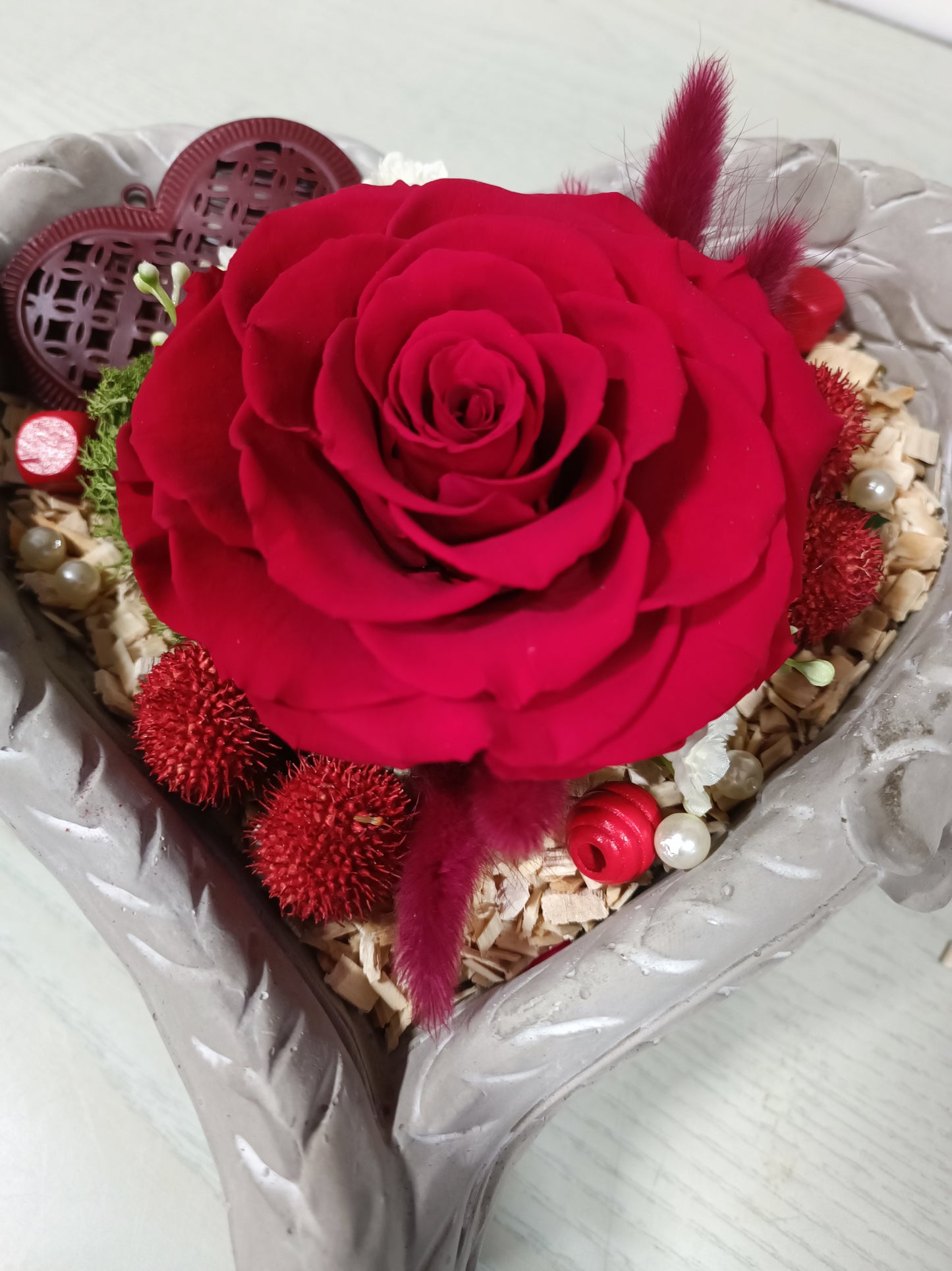 Composizione con rosa stabilizzata