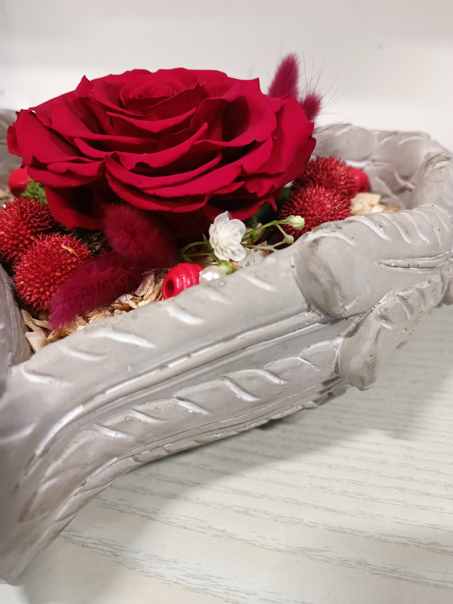 Composizione con rosa stabilizzata