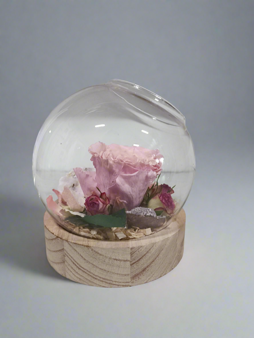 Composizione con rosa stabilizzata