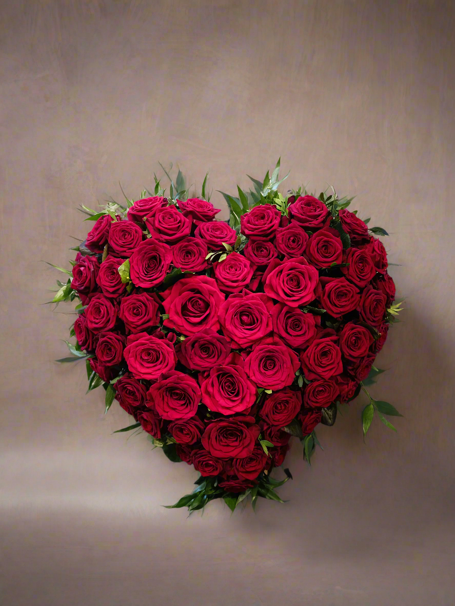 Cuore con rose rosse