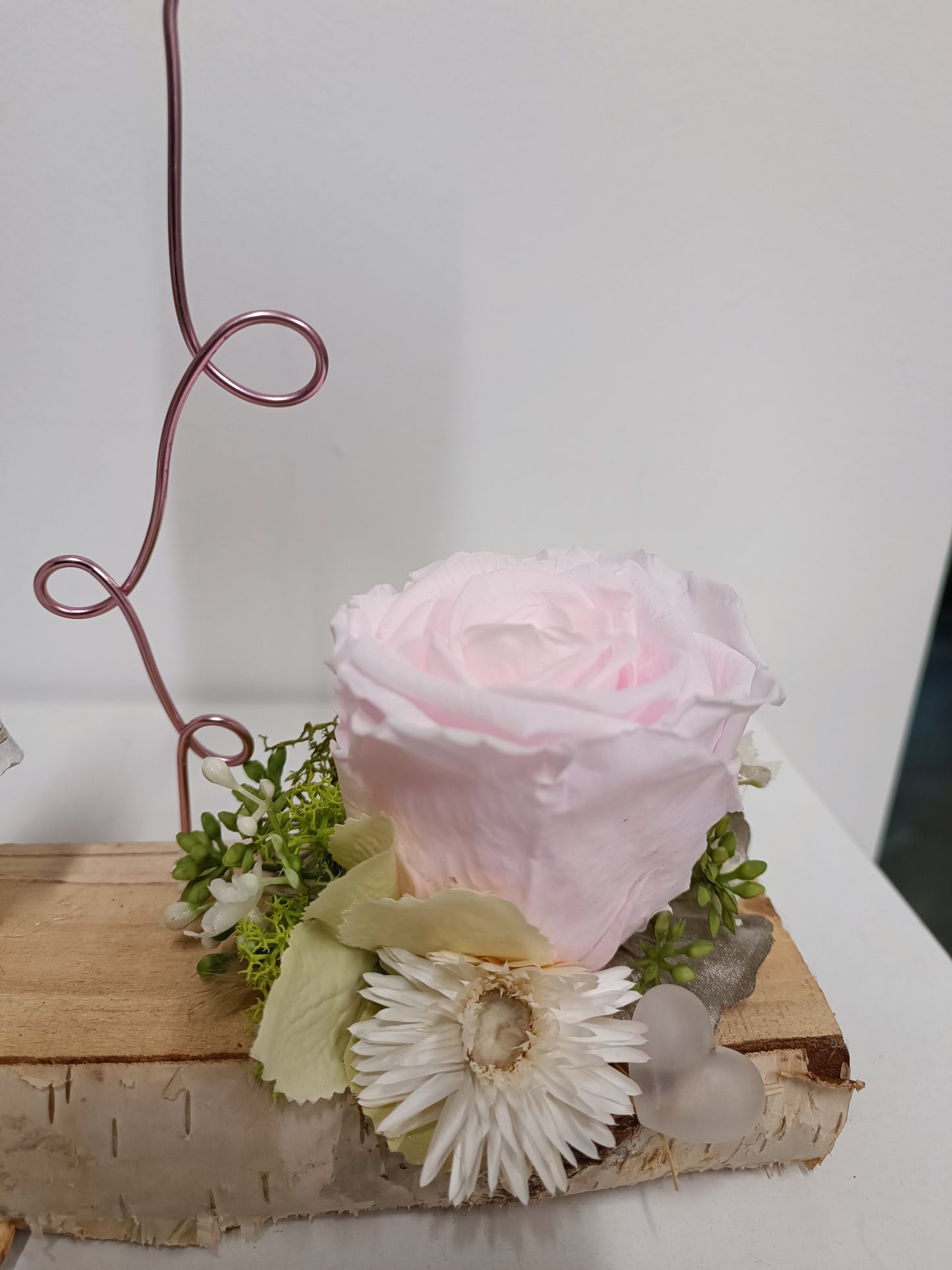 Composizione con rosa stabilizzata