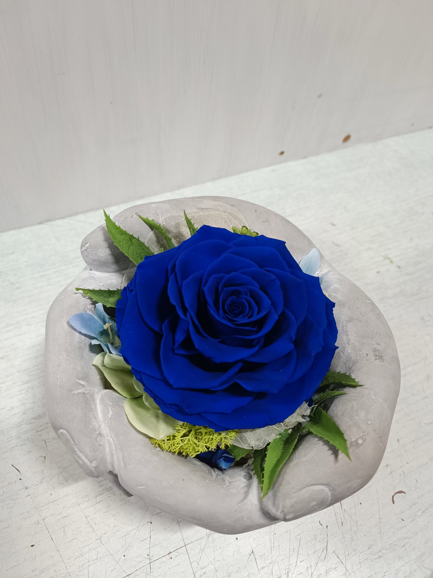 Composizione con rosa stabilizzata