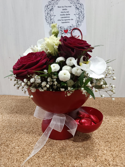 Composizione con rose rosse e cioccolatini 🥰