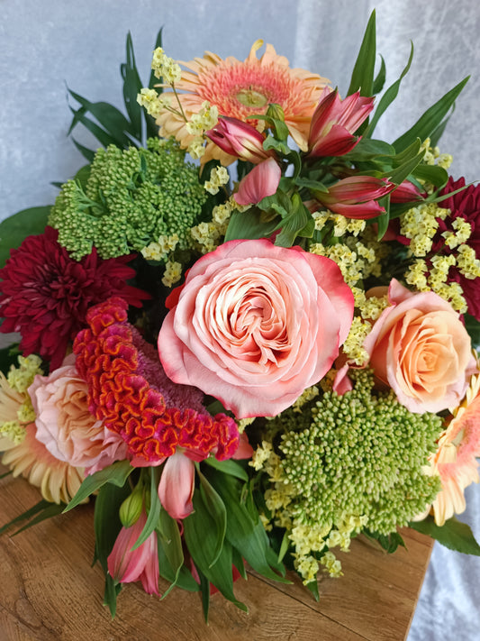 Mazzo fiorito in colori caldi