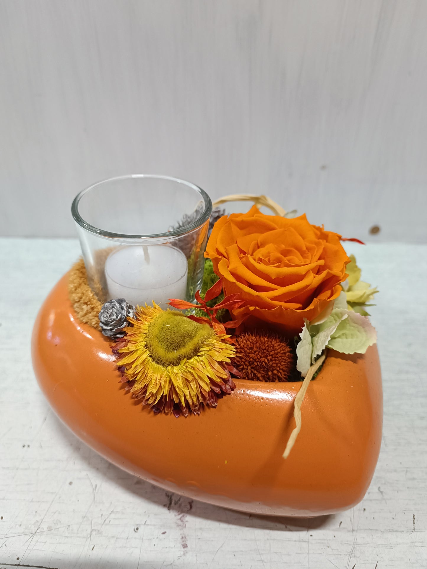 Composizione con rosa stabilizzata