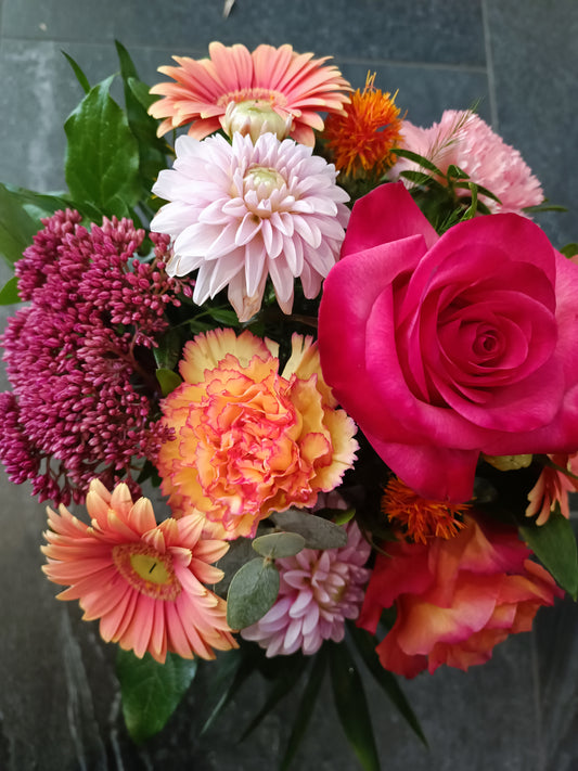 Mazzo fiorito in colori vivaci