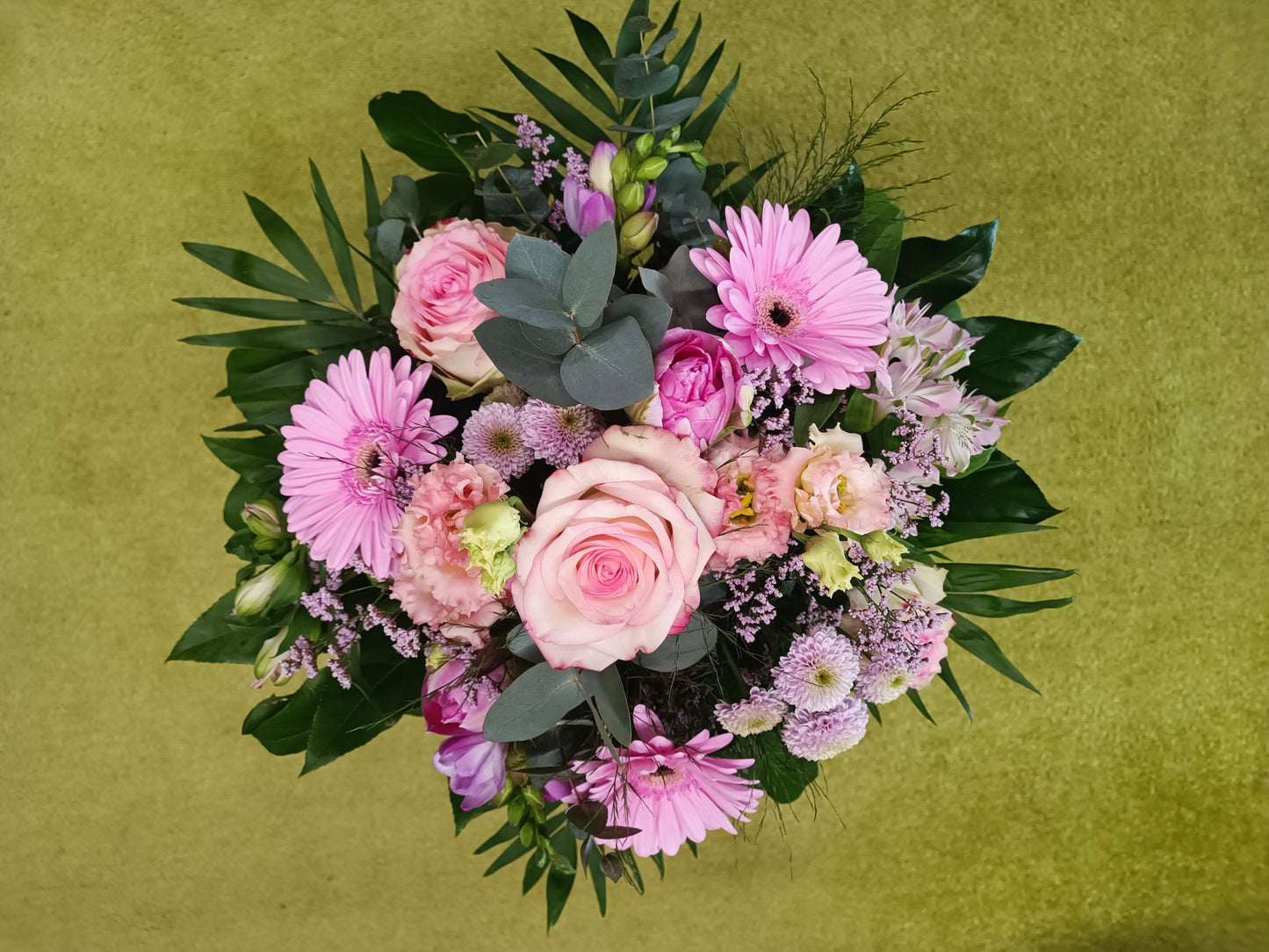 Mazzo fiorito in diverse tonalità di rosa