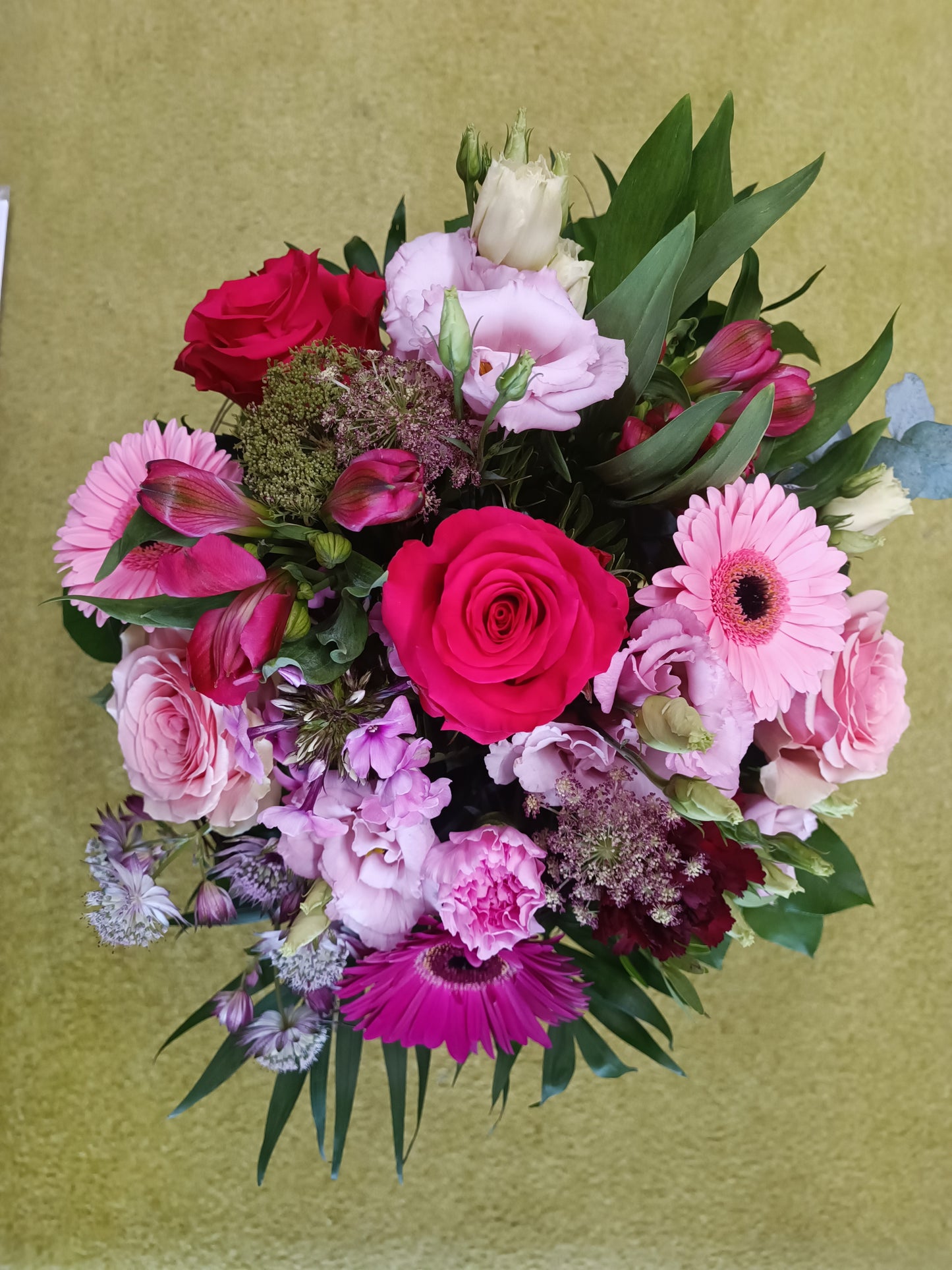 Mazzo fiorito in diverse tonalità di rosa