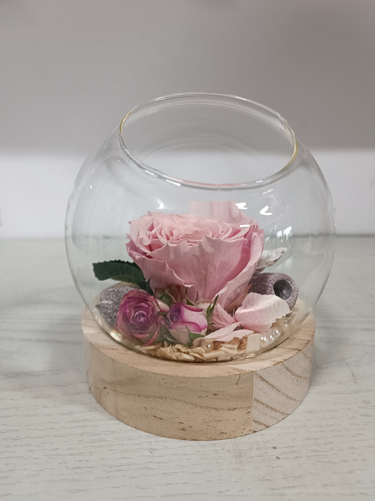 Composizione con rosa stabilizzata