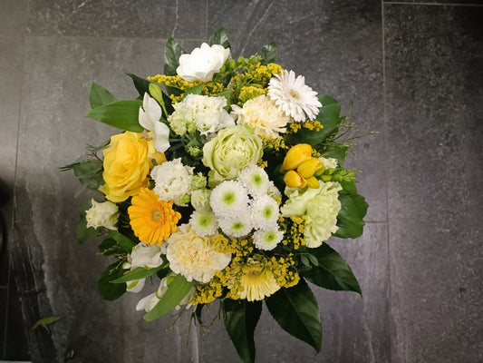 Mazzo fiorito in bianco e giallo