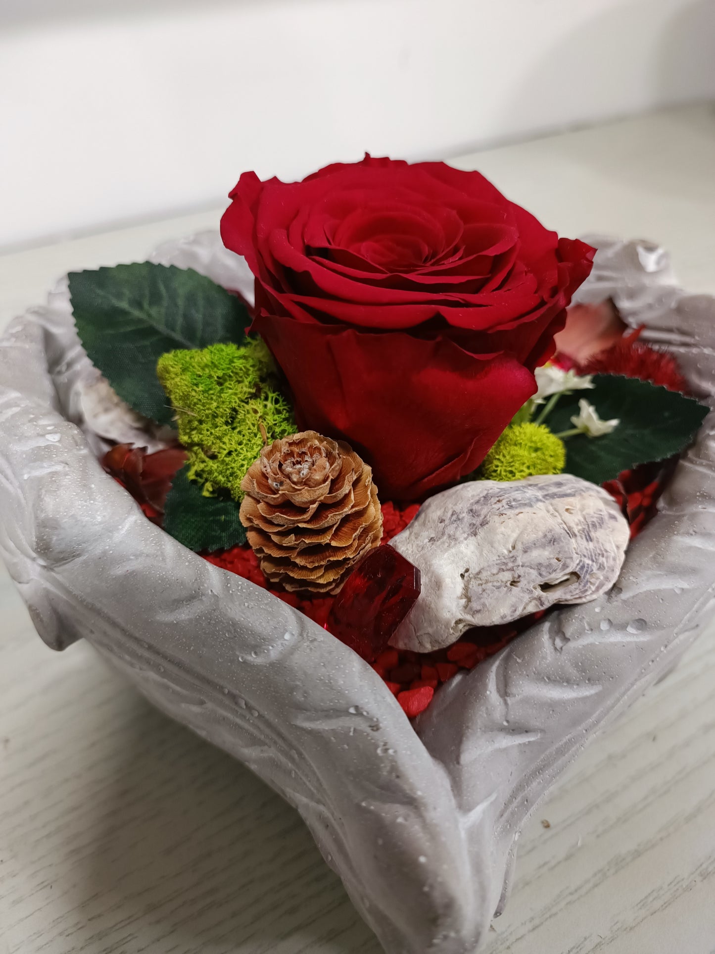 Composizione con rosa stabilizzata