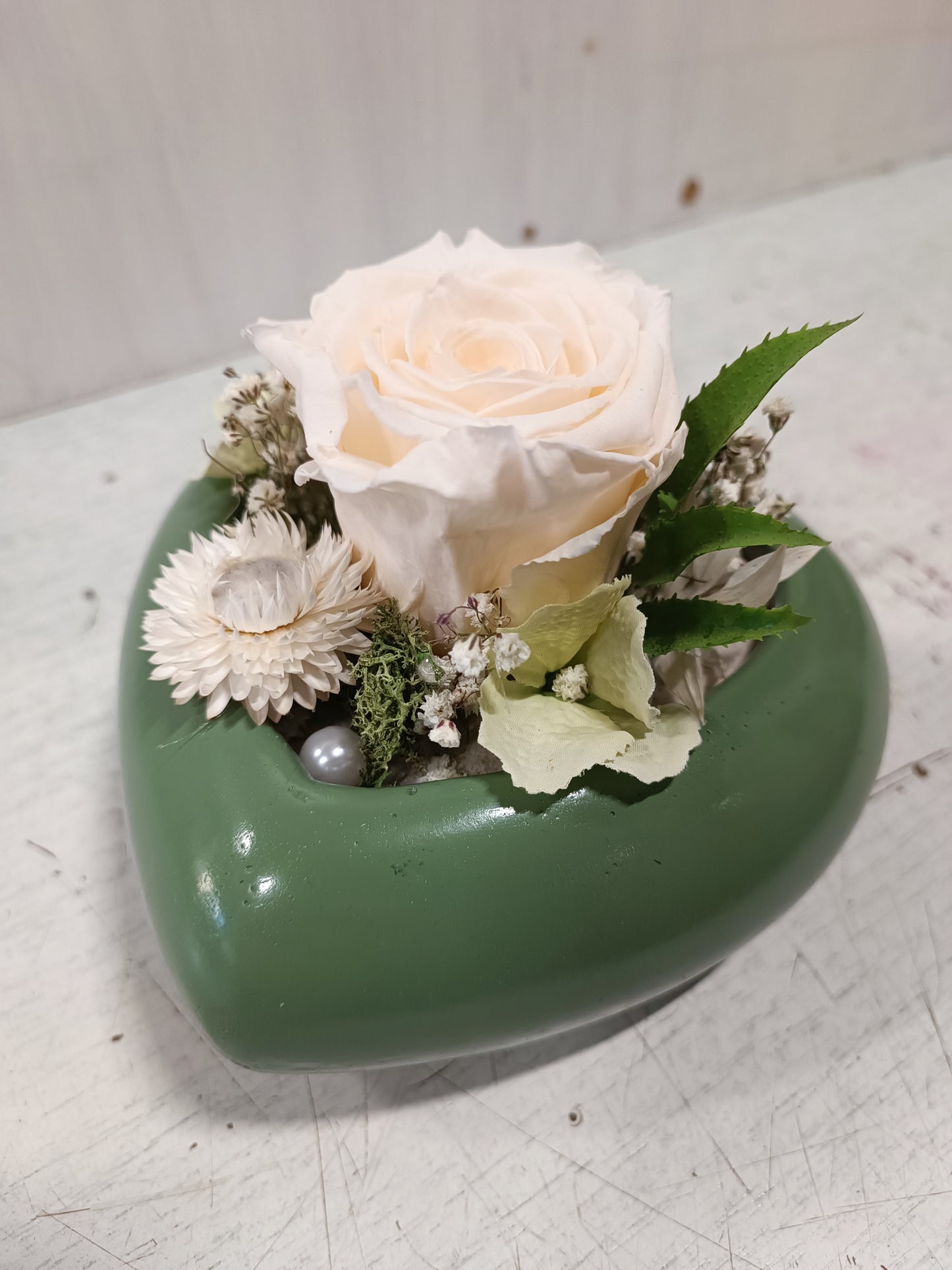 Composizione con rosa stabilizzata