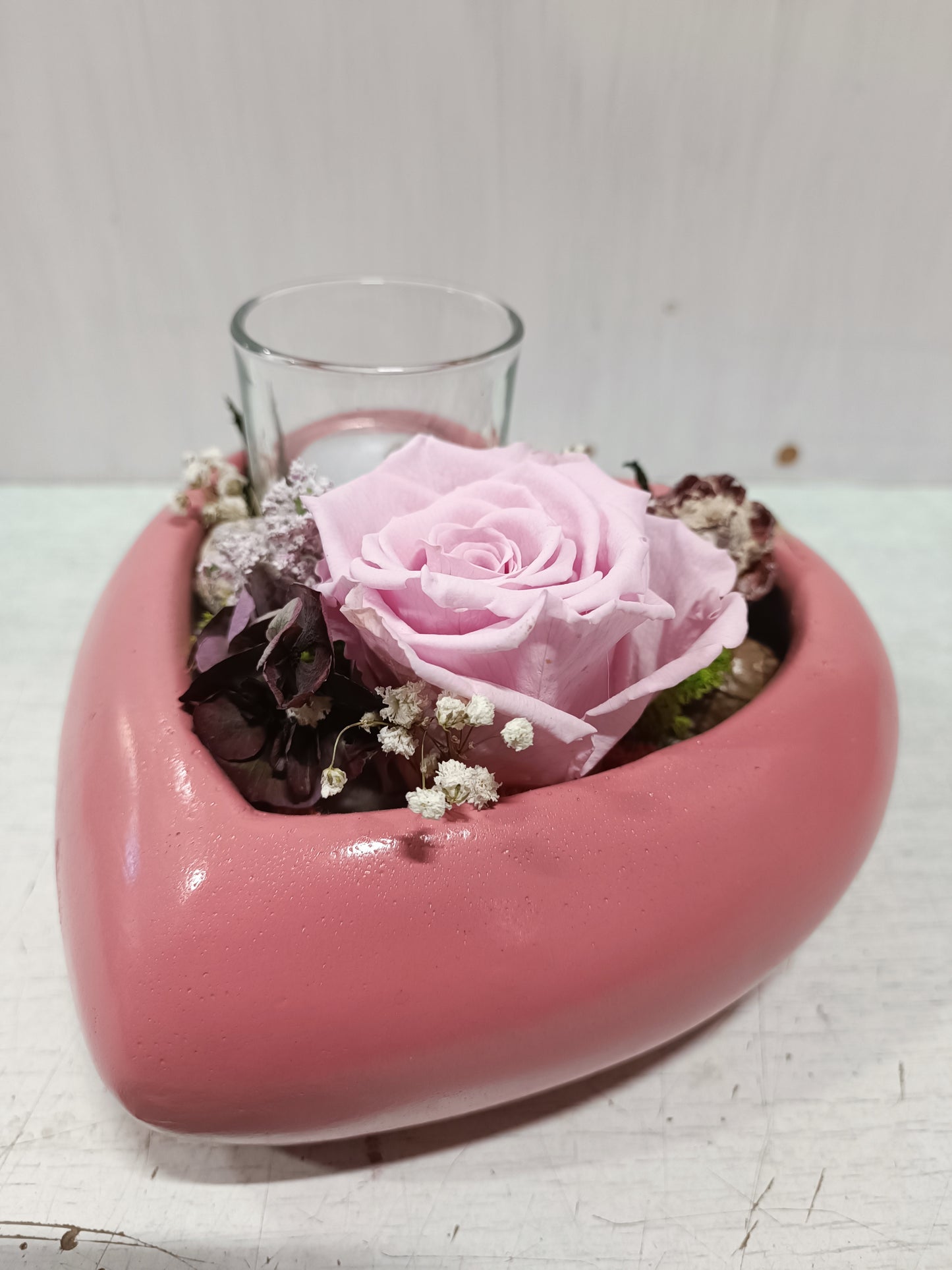 Composizione con rosa stabilizzata