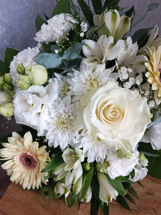 Mazzo fiorito in bianco