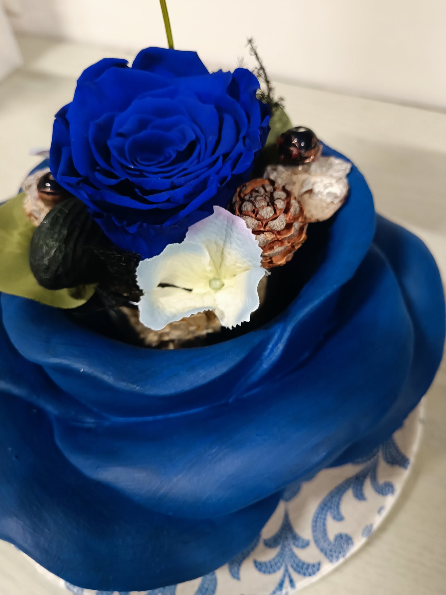 Composizione con rosa stabilizzata